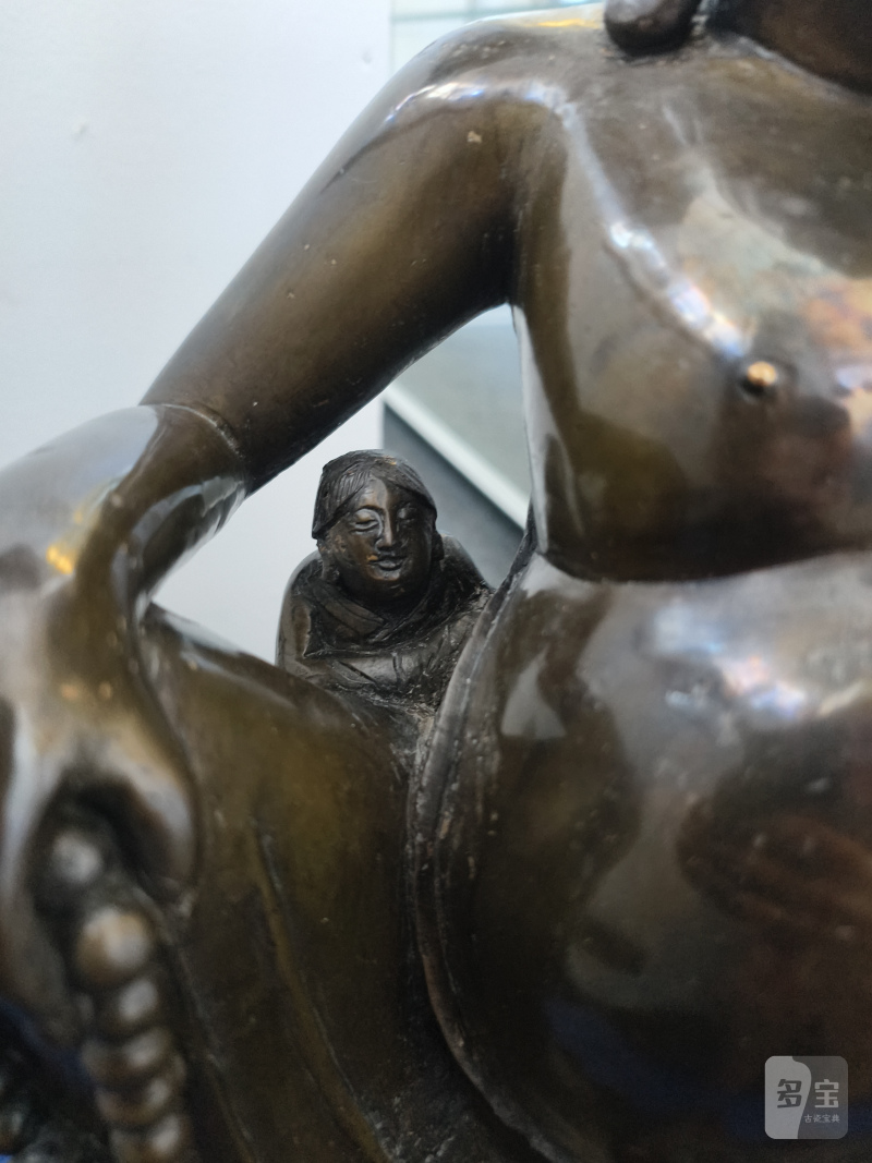 A large cast bronze figure of seated Budai with boys on a lotus pedestal - 图8